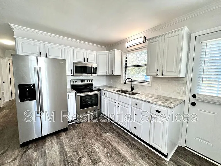 1003 McRae St — Photo 8