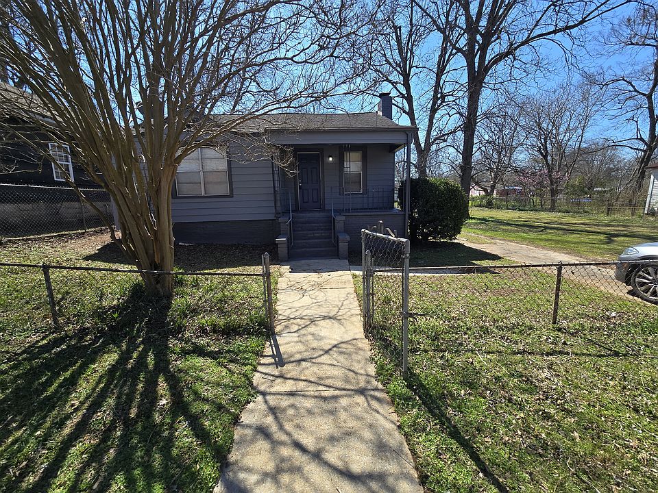 House with empty lot on side