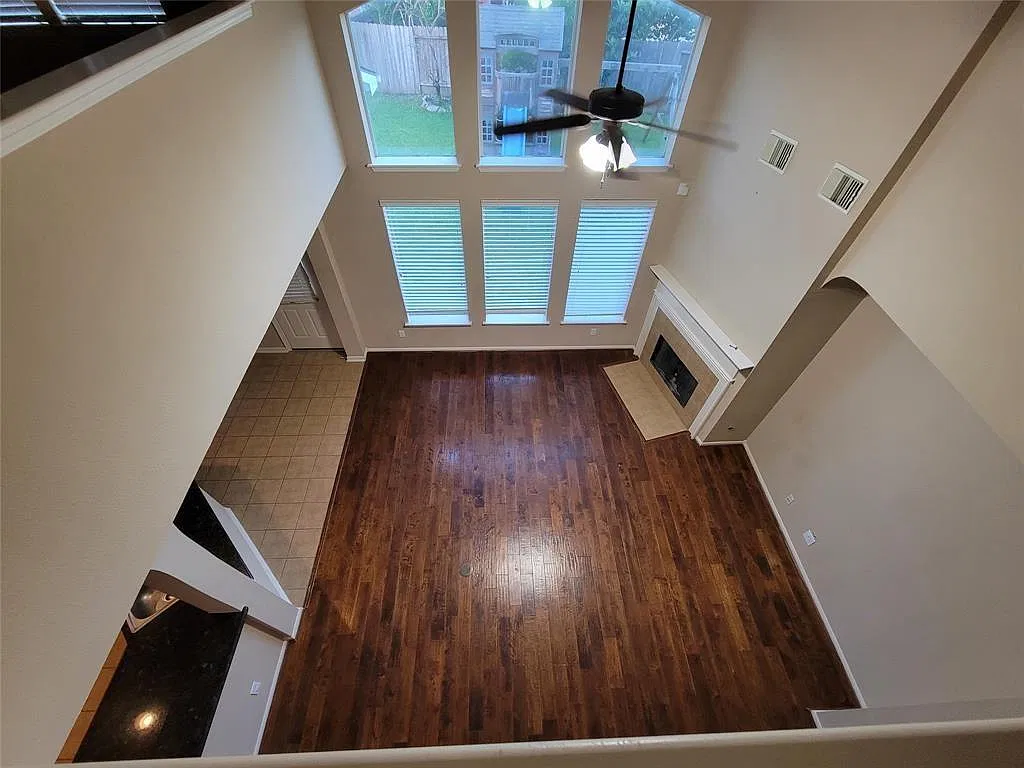 4 bed, 2.5 bath, 2743 sqft, $3,000 — Photo 3