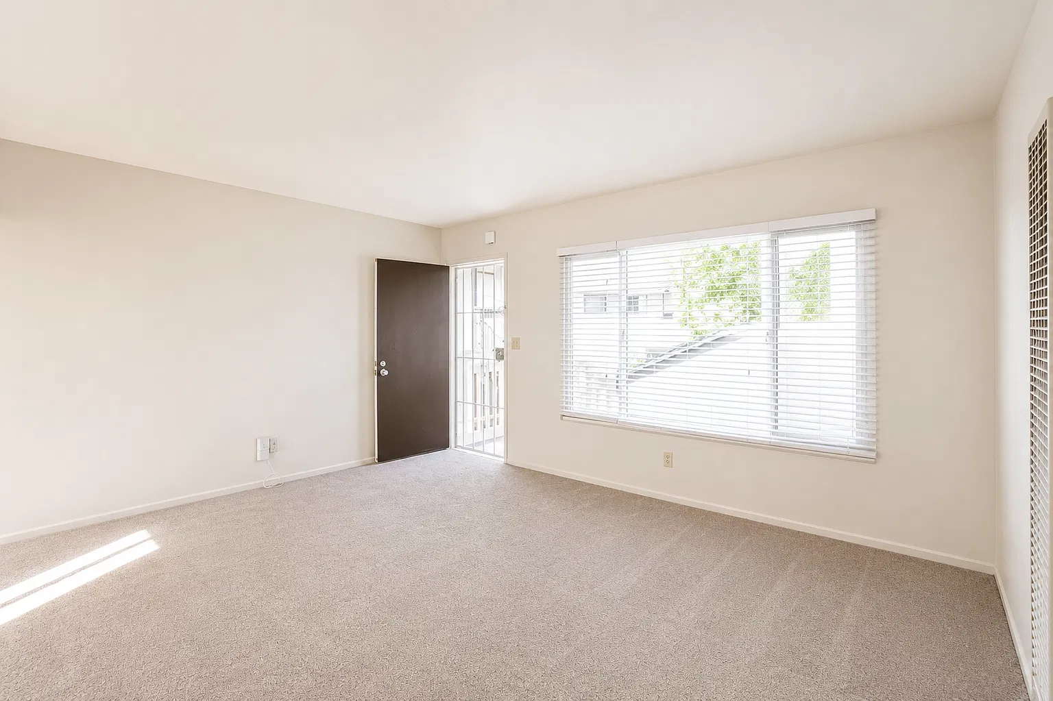 2 bed, 750 sqft, $2,330 — Photo 2