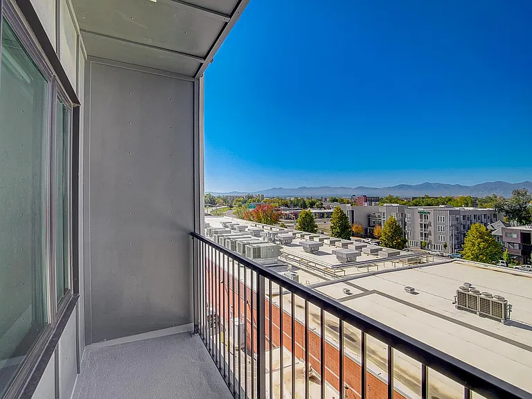 1AT - 1 Bedroom, 1 Bathroom