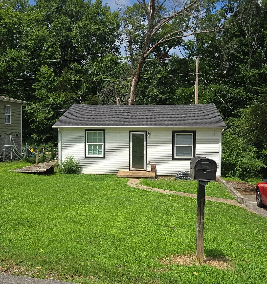 2 bed, 700 sqft, $900 — Photo 1
