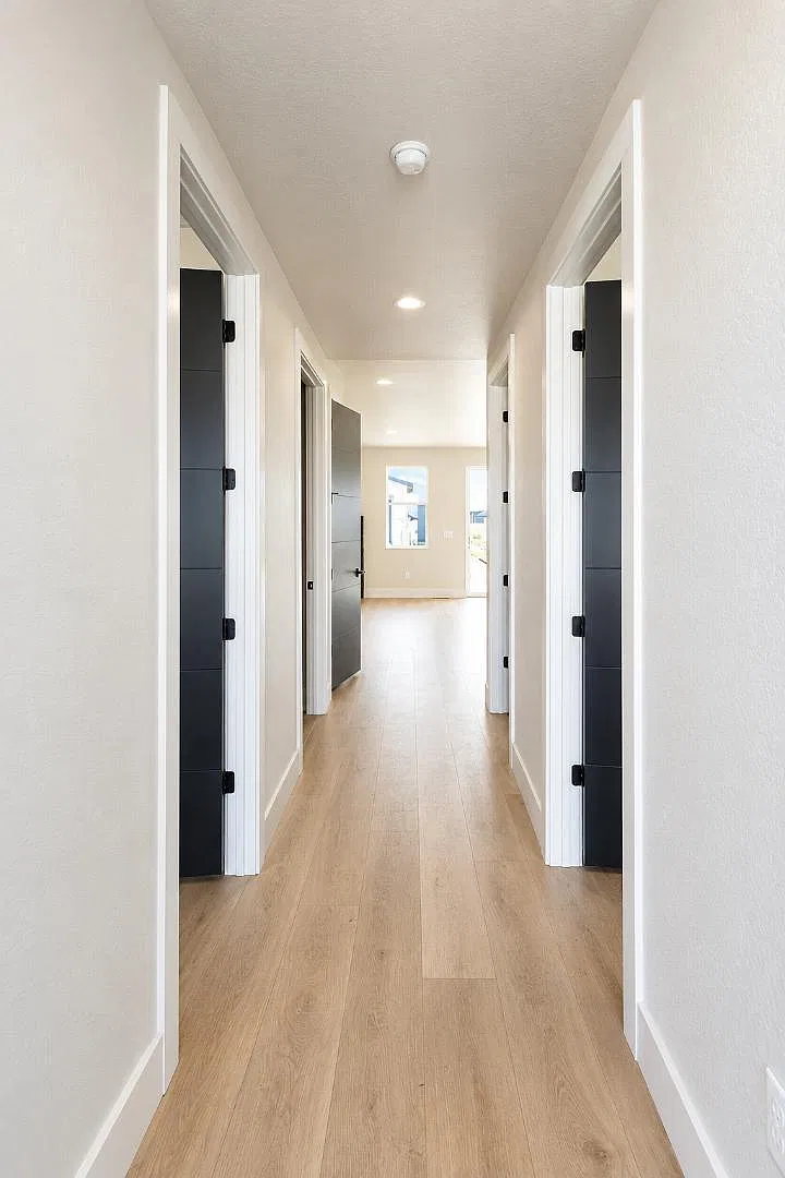 6558 Constantine — Photo 2