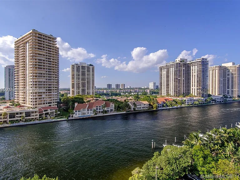 19390 Collins Ave #1121 — Photo 4