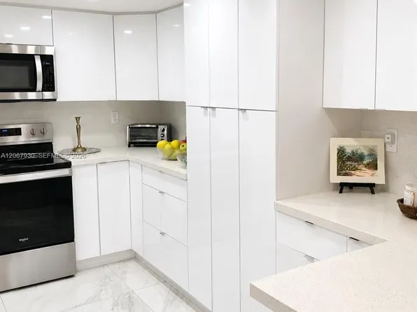 9735 NW 52nd St APT 305, Doral, FL 33178