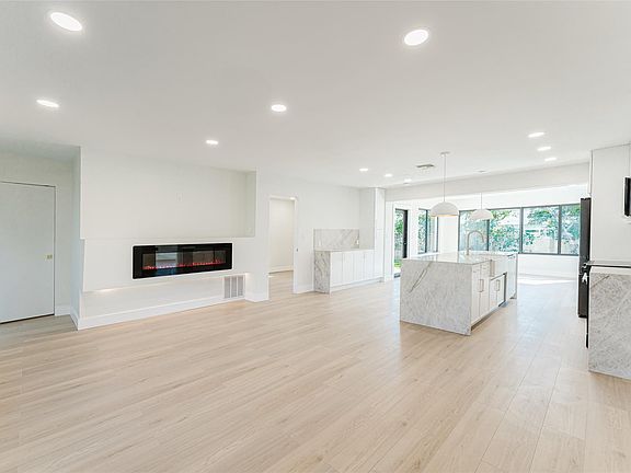 5th image of 812 SE 9th Terrace