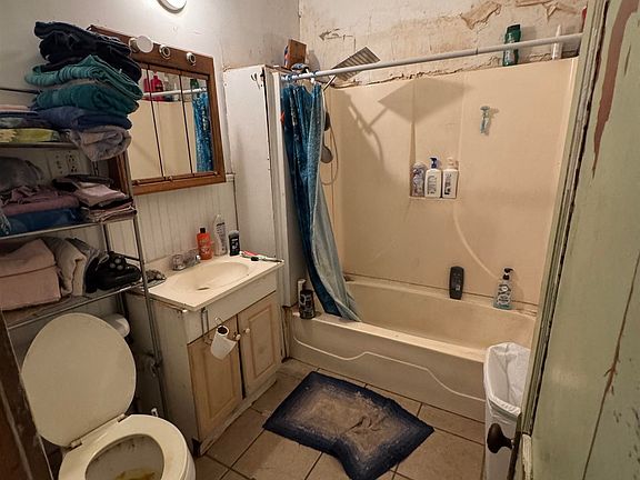 5th image of 912 E Maple Ave
