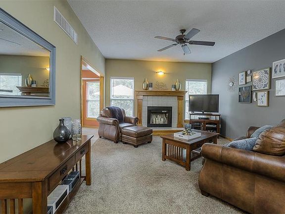 3rd image of 1212 SW Graystone Dr