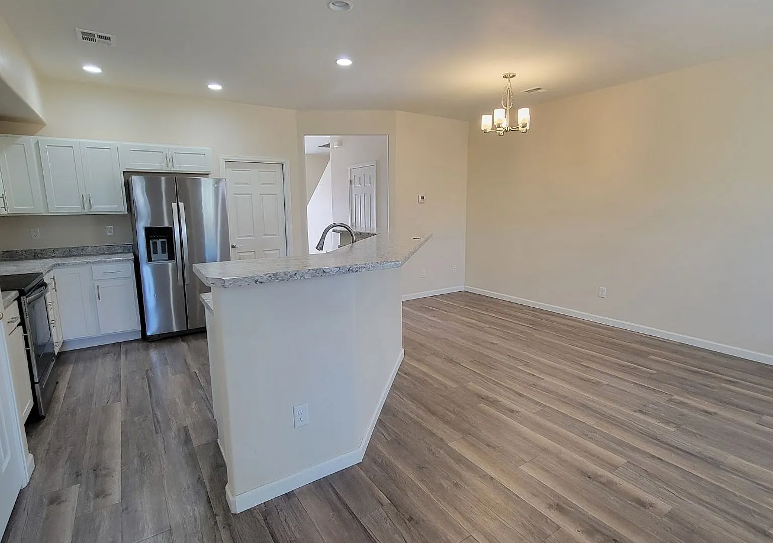 Modern 3-Bedroom Townhome with Garage Near Mesa Mall Built in 2020 — Photo 1