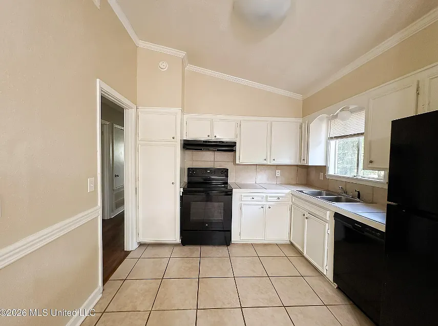 3 bed, 1120 sqft, $1,100 — Photo 3