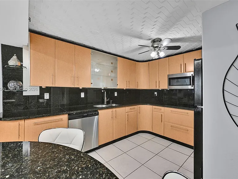 6039 Collins Ave #621 — Photo 9