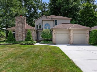 494 Daylily Dr, Rochester Hills, MI 48307
