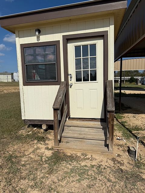 Washhouse on property, Washer & Dryer