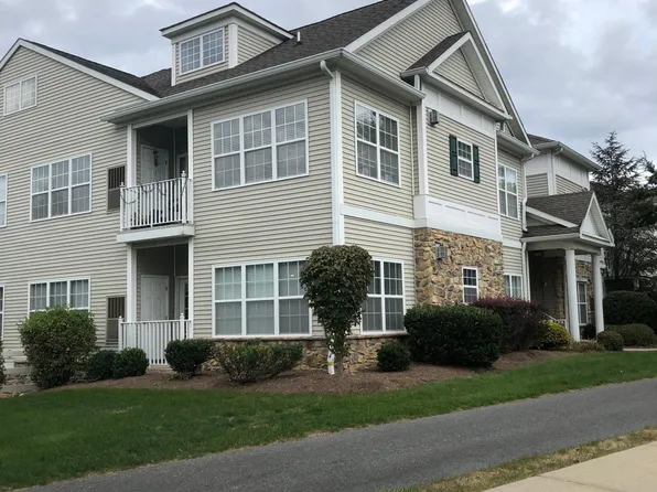 1107 Old Course Ln, Easton, PA 18042
