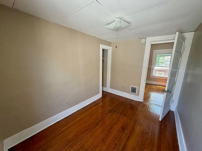 140-42 Grumbach Ave — Photo 17