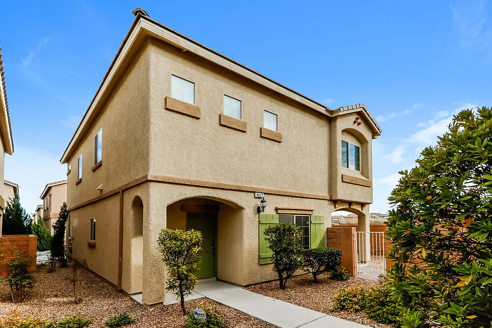 4 bed, 3.0 bath, 2423 sqft, $2,660 — Photo 4