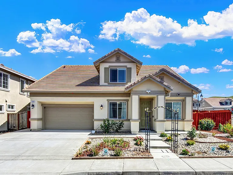 4725 Friesian Dr — Photo 2