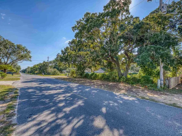 1689 Oak Dr, Gulf Breeze, FL 32563
