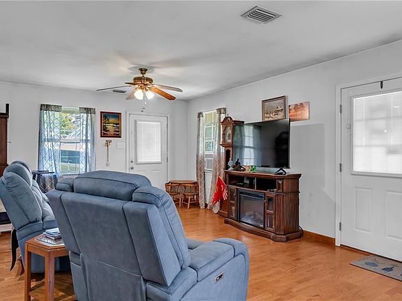 5th image of 12249 Lloyd Rd
