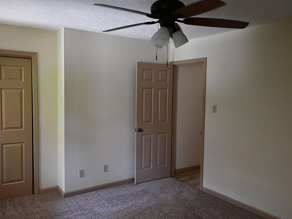 Front bedroom (carpeted)