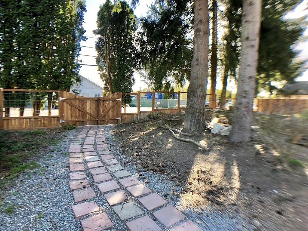 320 Sterling St — Photo 2