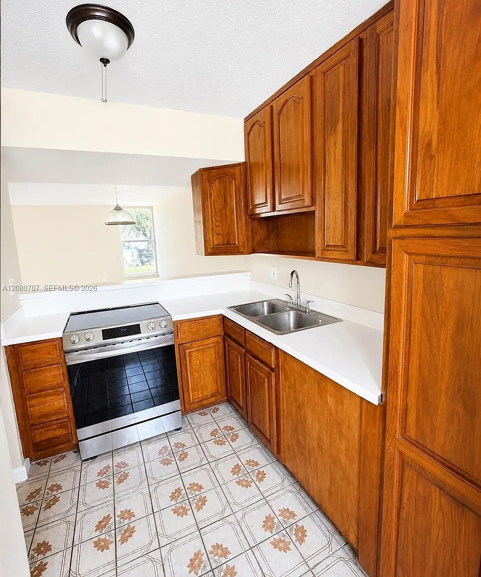 Villas At Cutler Ridge — Photo 4