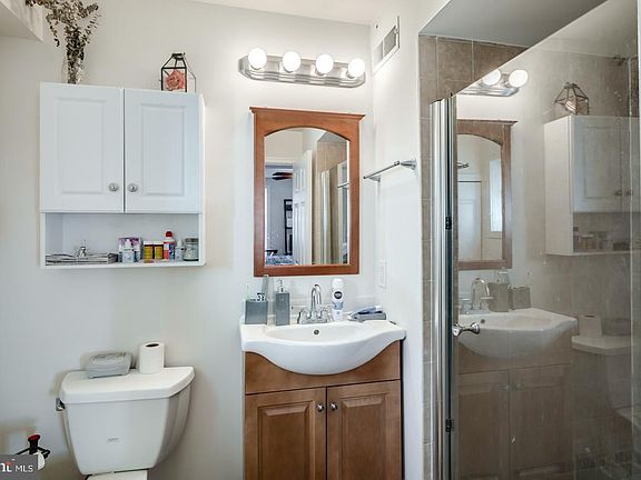 3rd image of 1431 Lombard St APT 3