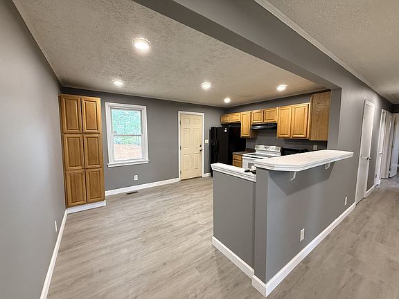 3rd image of 19 Stevenson Ln