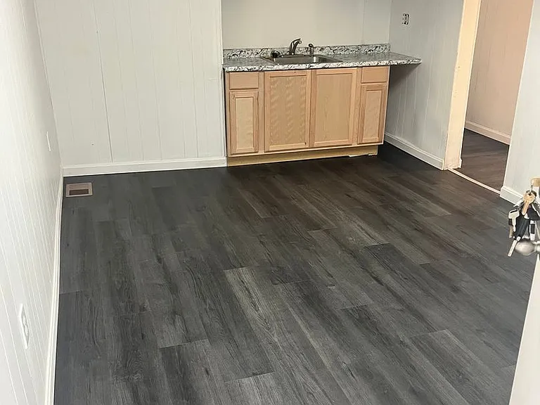 109 Hansen Ave — Photo 1