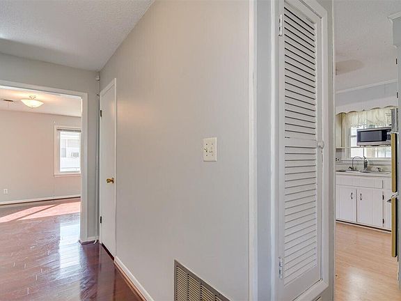 5th image of 3818 Pine Knoll Ct