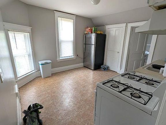 4th image of 609 Thomson St