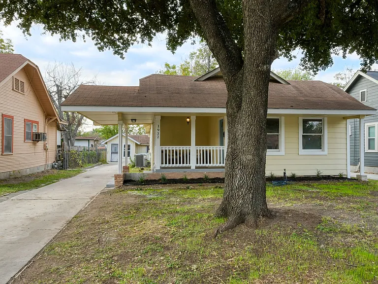 1932 W Huisache Ave — Photo 2
