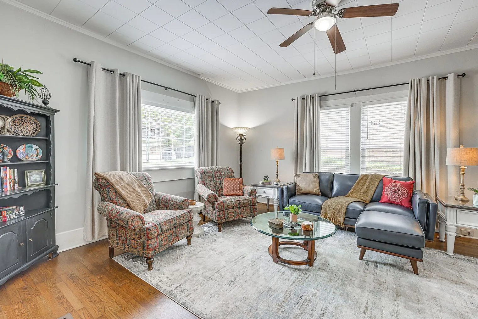 2 bed, 1.0 bath, 1399 sqft, $3,340 — Photo 2