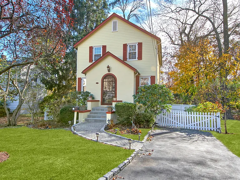 17 Haven Ave — Photo 1