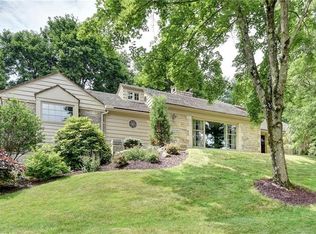 225 Warwick Dr, Pittsburgh, PA 15241