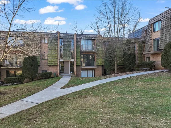 1132 Forest Green Dr, Coraopolis, PA 15108