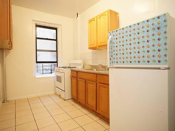 3rd image of 2600 Creston Ave APT C