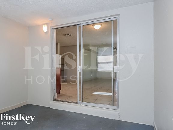 4th image of 300 NW 14th Ave