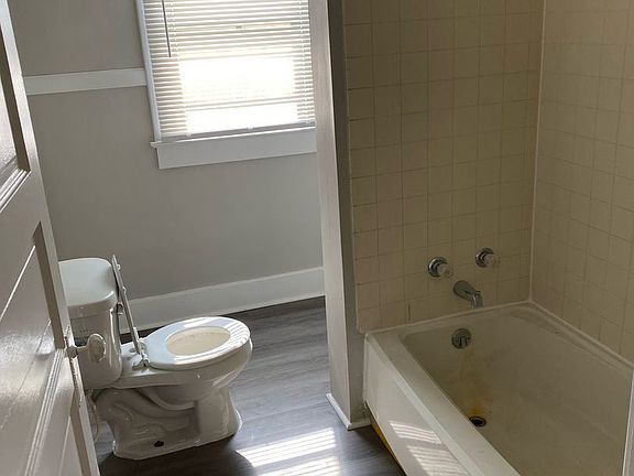 4th image of 926 1/2 W Charles St