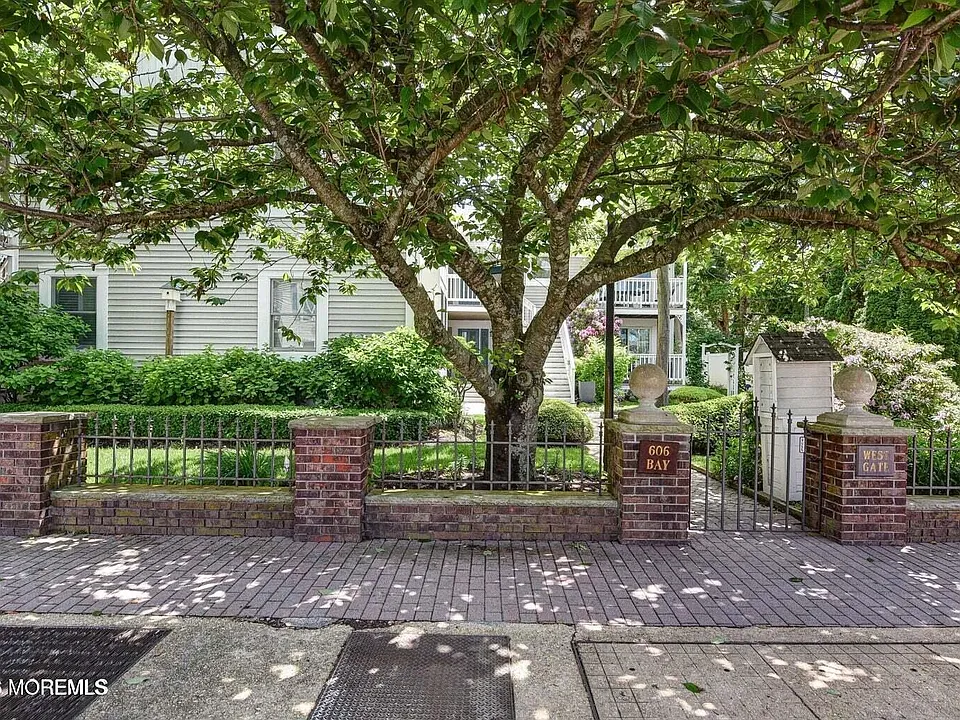 606 Bay Ave #6