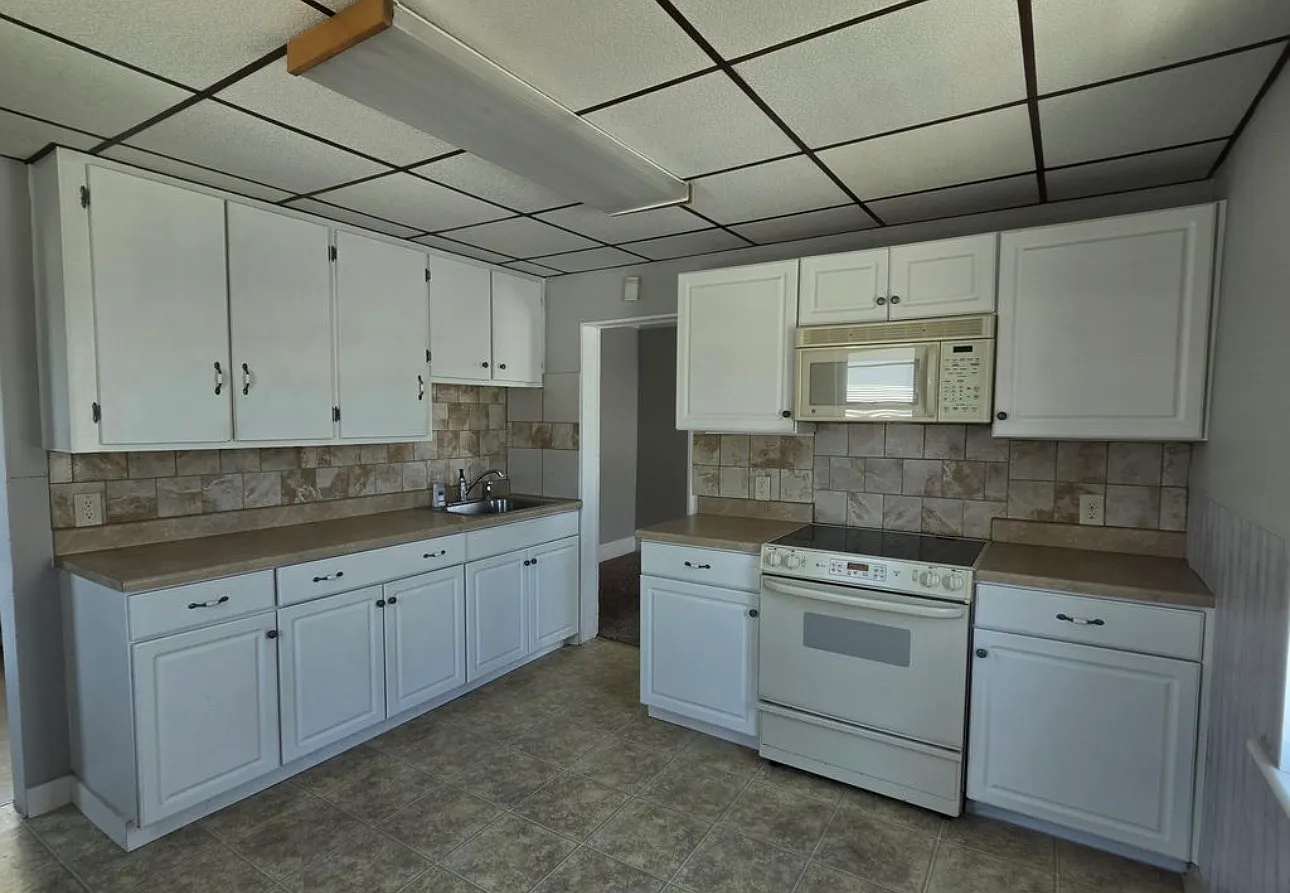 3 bed, $1,650 — Photo 2
