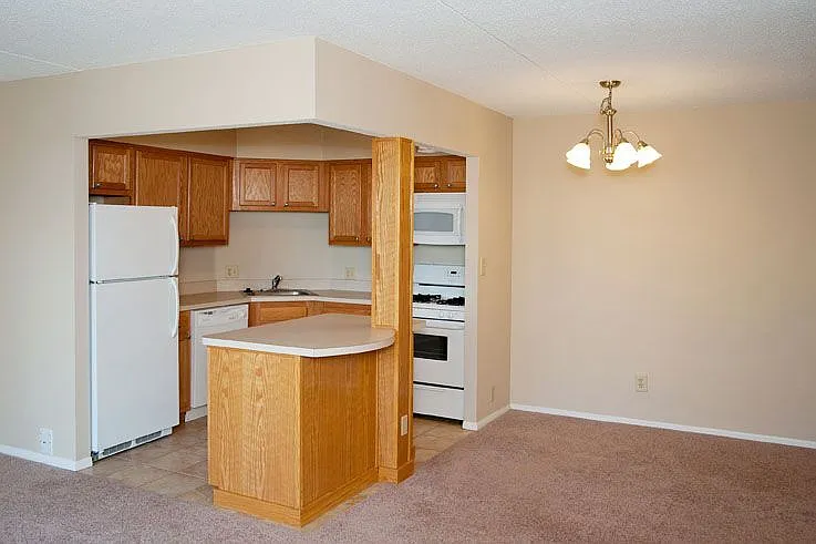 Regency Apartments — Photo 32