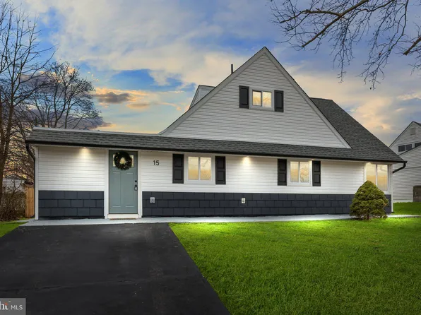 15 River Ln, Levittown, PA 19055
