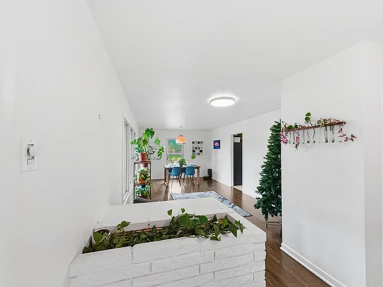 2137 Lenamon St — Photo 4