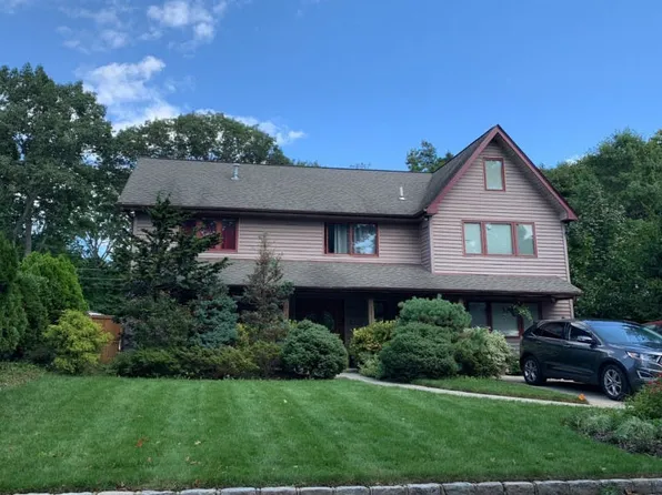 34 Maplewood Dr, Westbury, NY 11590