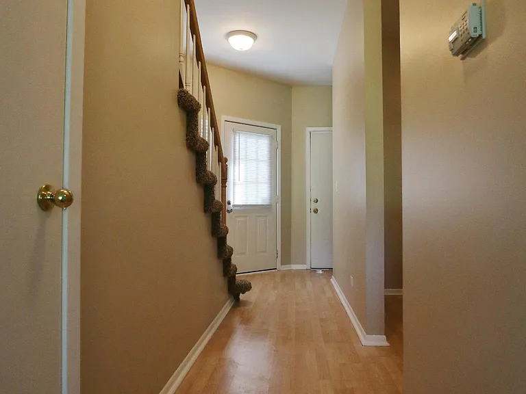 574 Woodcrest Dr — Photo 7