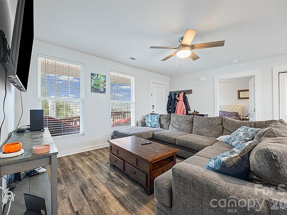 4th image of 147 White St