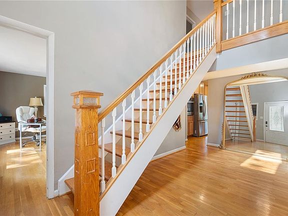 4th image of 302 Barcroft Drive