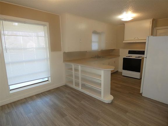 4th image of 265 College Dr