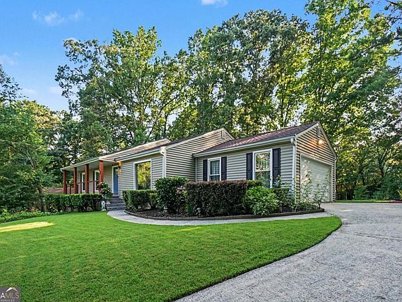 2nd image of 480 Surrey Pl